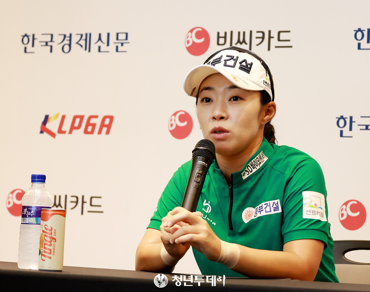 김수지가 대회 첫째날인 21일 버디만8개를기록하며 이다연과 공동선두로 경기를 마치고 기자들의 질문에 답변하고 있다. 2025.8.21.[사진=포천 김충구 기자]