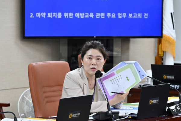 구미경의원이 간담회에 참석하여 발언을 하고 있다.