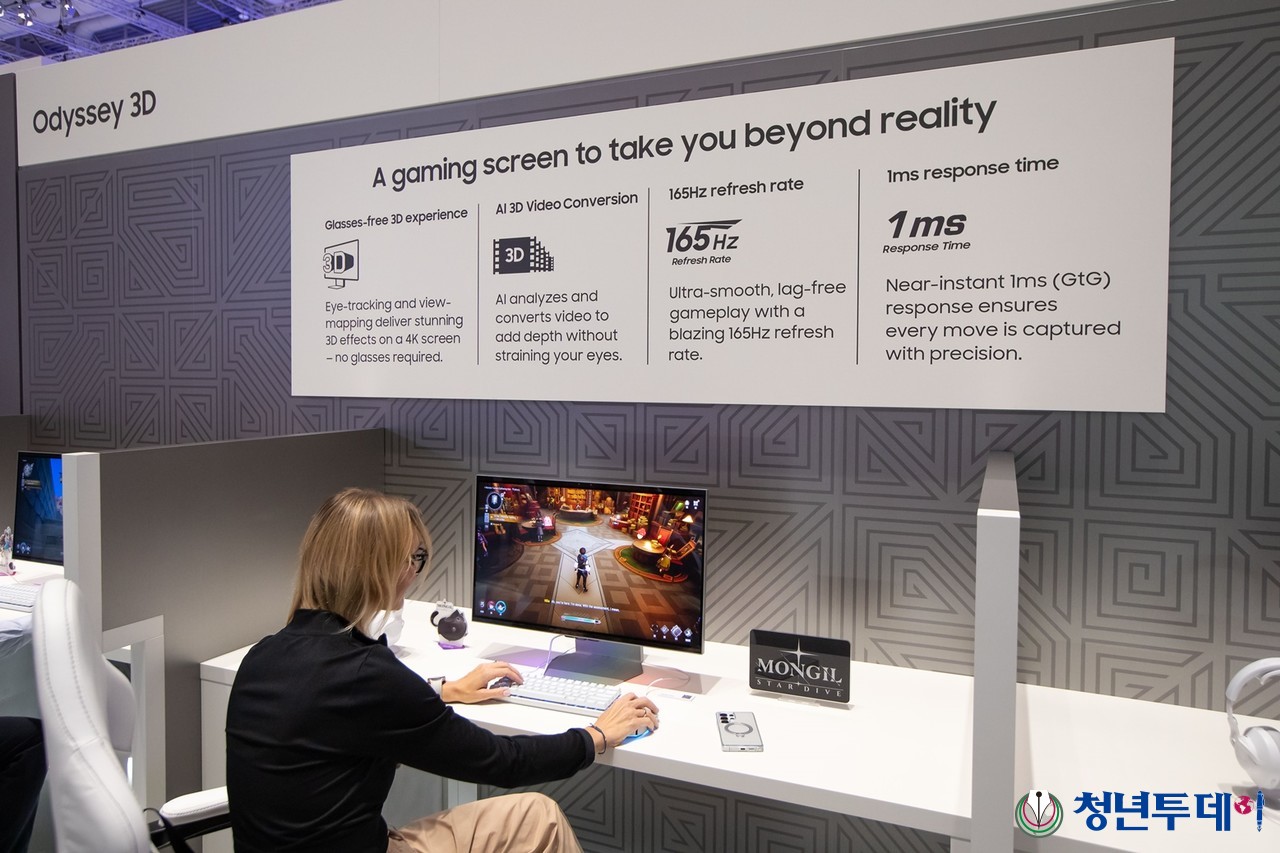 한 참가자가 시연에 참가해 게임에 몰두하고 있다. 사진=넷마블