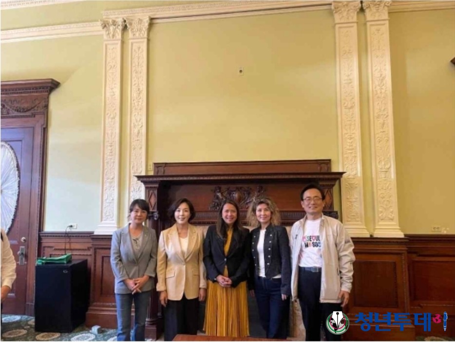 현지시간 9월 15일 문화예술 지원 정책 개발을 위해 미국 매사추세츠주 의회를 공식 방문한 서울시의회 문화체육관광위원회 위원들과 T. 응우엔(Tram T. Nguyen) 매사추세츠주 하원 의원(사진 좌측부터 김혜영 의원, 김경 위원장, T. 응우엔의원, 아이수루 의원, 김형재 의원). 사진=서울시의회