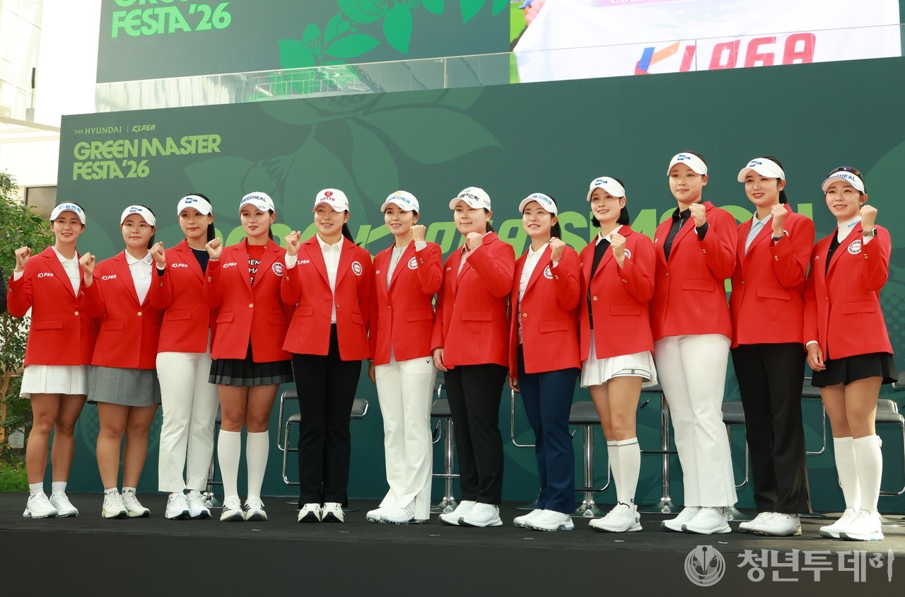 25일 서울 여의도 더 현대 서울에서 열린 '2026 KLPGA 정규투어 Opening Ceremony(출정식)'에서 김민솔(두산건설), 박결(두산건설), 박민지(NH투자증권), 박현경(메디힐), 박혜준(두산건설), 배소현(메디힐), 유현조(롯데), 이가영(NH투자증권), 이세희(삼천리), 이율린(두산건설), 임희정(두산건설), 홍정민(한국토지신탁) 등 12인의 홍보모델이 참석해 기념촬영을 하고있다.2026.3.25[사진=김원혁 기자]