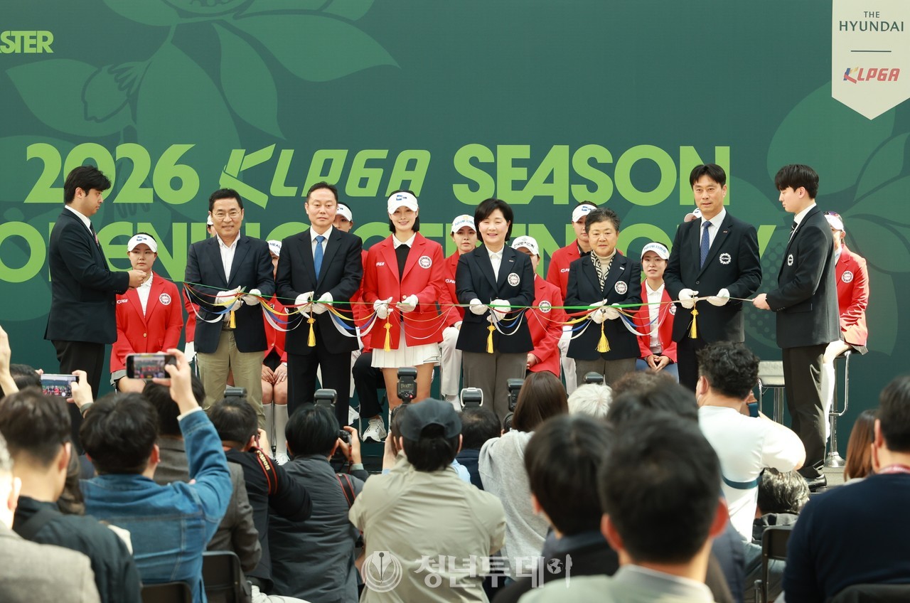 25일 서울 여의도 더 현대 서울에서 열린 '2026 KLPGA 정규투어 Opening Ceremony(출정식)'에서 테이프 커팅을 하고있다.2026.3.25[사진=김원혁 기자]
