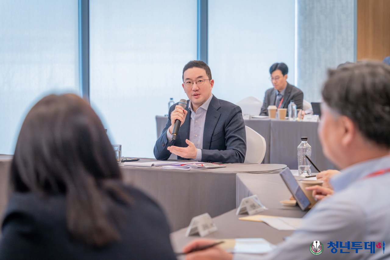 25일 서울 중구 남산리더십센터에서 열린 사장단 회의에 참석한 구광모 ㈜LG 대표가 사장단에게 속도감 있는 AX 추진을 당부하고 있다. 사진=LG