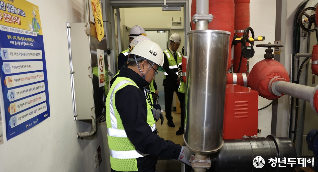 한전KDN 대전충남본부 사옥의 소방안전 시설을 살펴보고 있는 박상형 사장. 사진=한전KDN